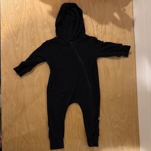 KYTE baby black hooded onesie
